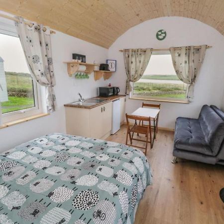 The Snuggly Sheep Shepherd Hut Farm Stay Баллішаннон Екстер'єр фото